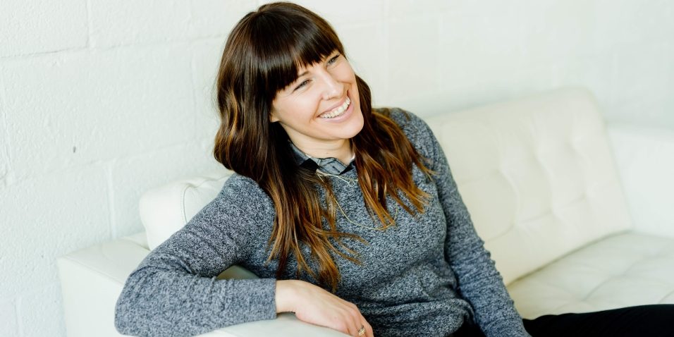 woman smiling 956×638 1 woman smiling 956x638 1